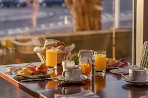 Daily buffet breakfast for a fee