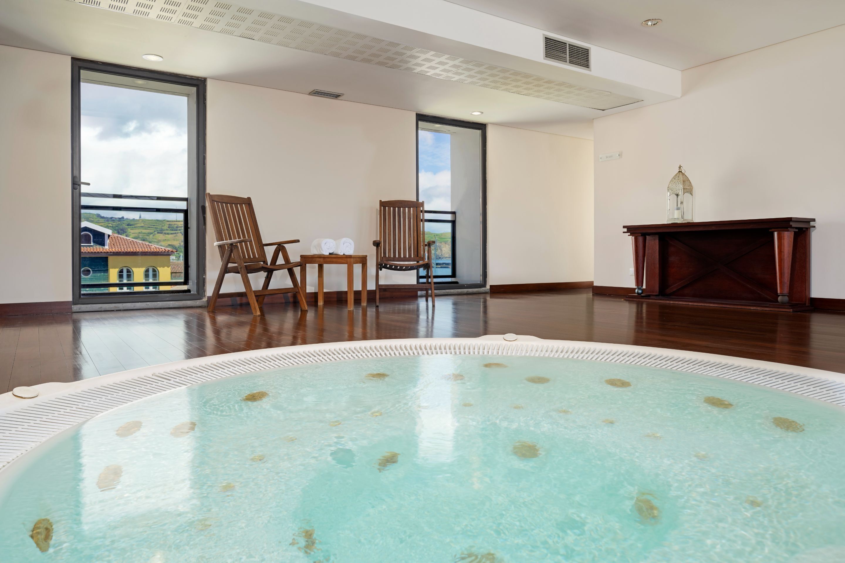 อ่างสปาในร่ม