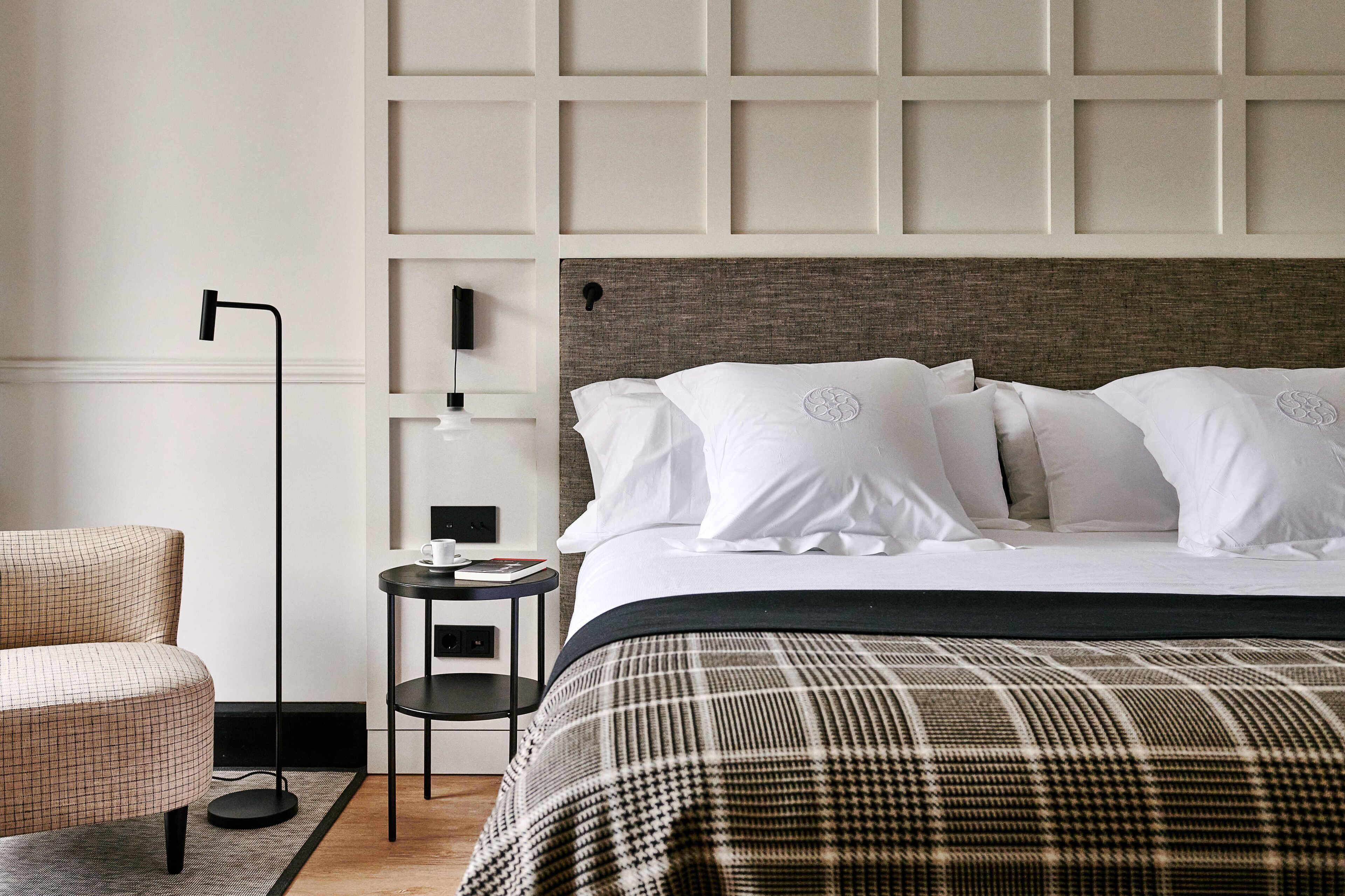 Executive tweepersoonskamer | Donsdekens, een minibar, een kluis op de kamer, een bureau