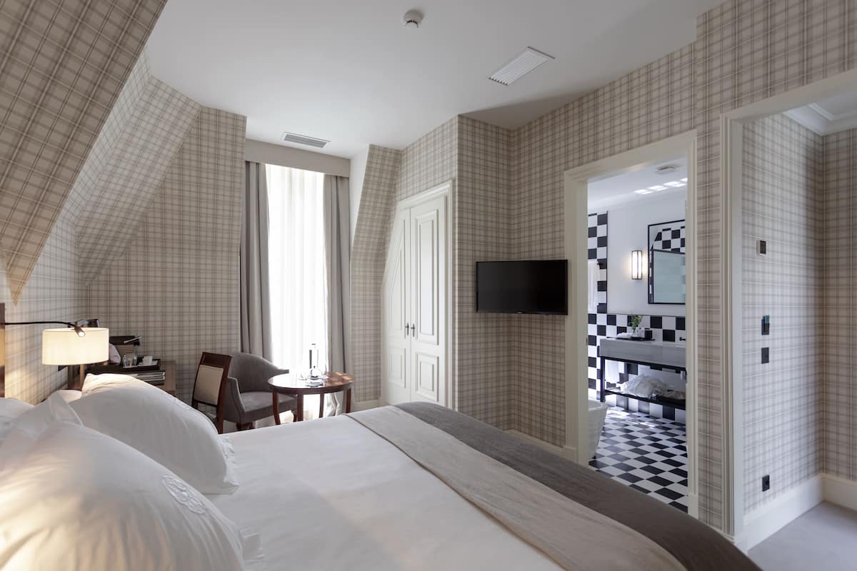 deluxe double room | down duvets, minibar, in-room safe, desk