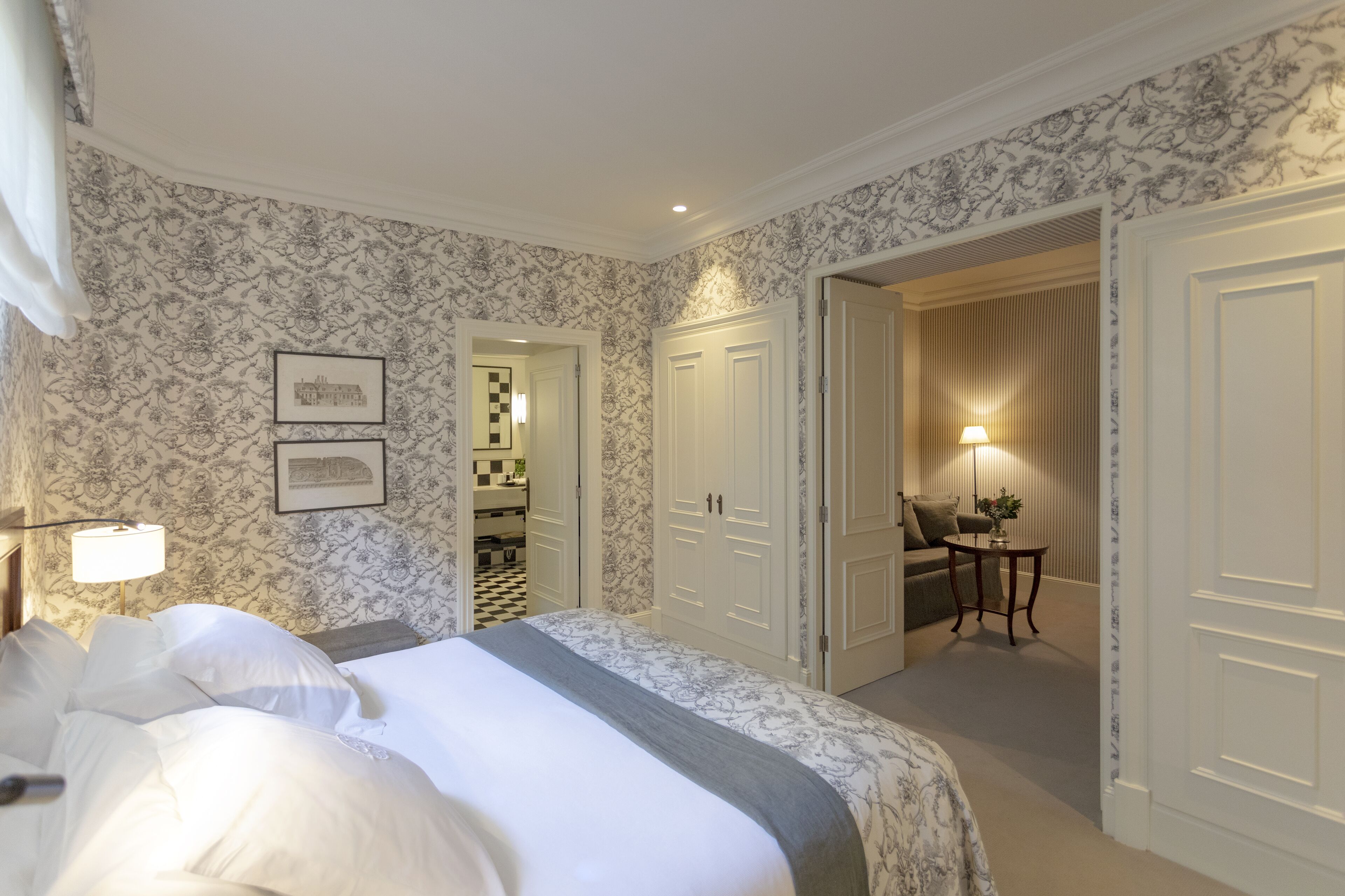 family room (souterrain) | down duvets, minibar, in-room safe, desk