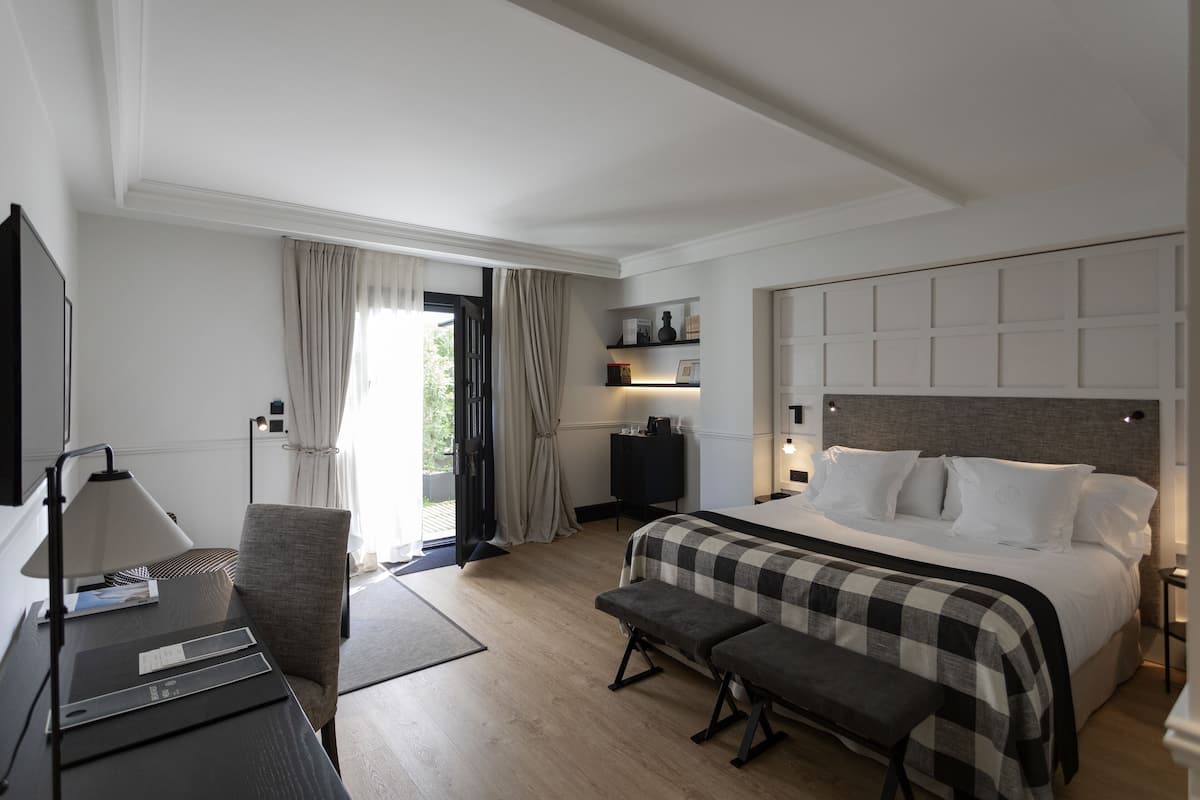 Chambre Double Premium, vue jardin | Couette en duvet d'oie, minibar, coffres-forts dans les chambres, bureau