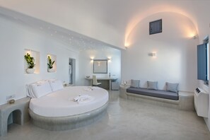 Honeymoon Suite (Plunge Pool) | Premium bedding, minibar, in-room safe, desk - Pegasus Spa Hotel (Santorini)