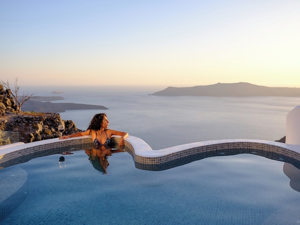 Heart Plunge Pool Suite | Premium bedding, minibar, in-room safe, desk - Pegasus Spa Hotel (Santorini)