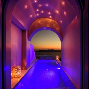 Pegasus Cave Hot Tub Suite | Kaliteli yatak takımı, minibar, odada kasa, masa 