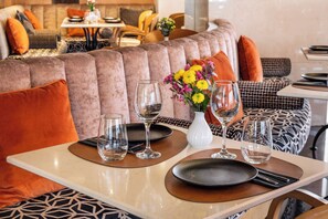 3 restaurantes; se sirven desayunos, almuerzos, cenas y brunches