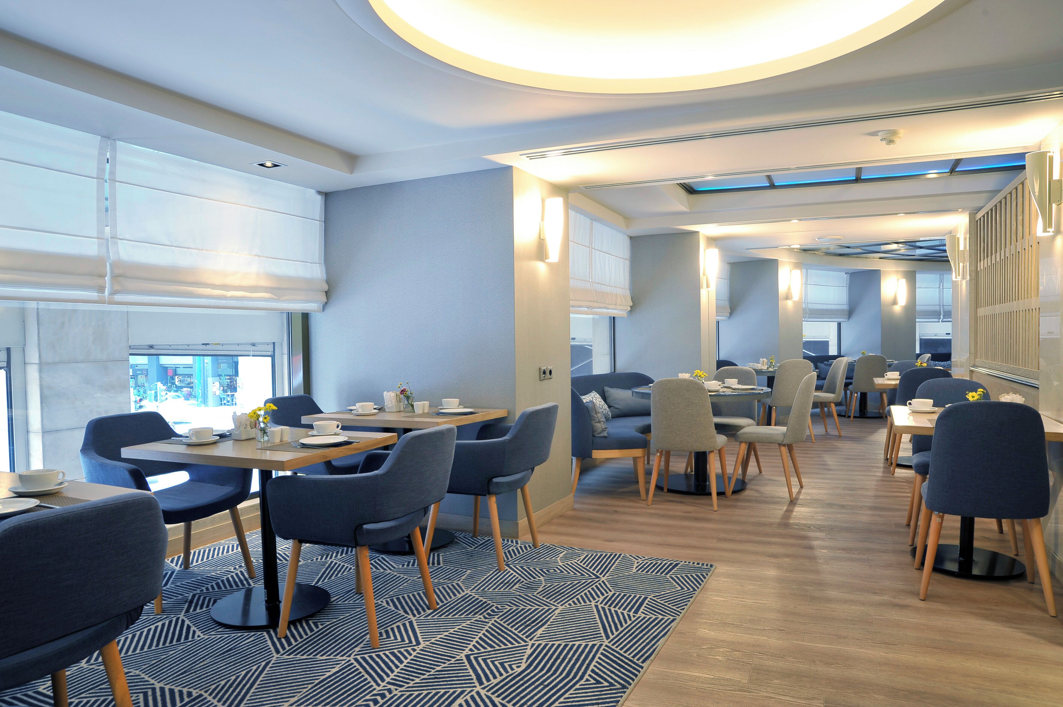3 restaurants; breakfast, lunch, dinner, and brunch served
