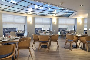 3 间餐厅，供应早餐、午餐和晚餐，地中海菜