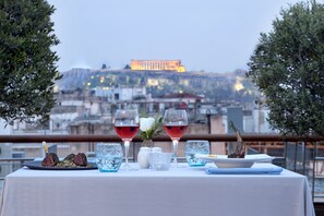 3 restaurants, breakfast, lunch, dinner served; Mediterranean cuisine  - Melia Athens (Athens)