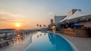 Una piscina al aire libre de temporada (de 10:00 a 18:00), sombrillas