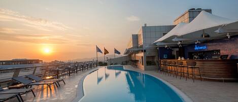 Piscina a l'aire lliure de temporada (horari: 10:00-18:00) i para-sols