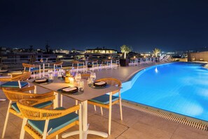 Una piscina al aire libre de temporada (de 10:00 a 18:00), sombrillas