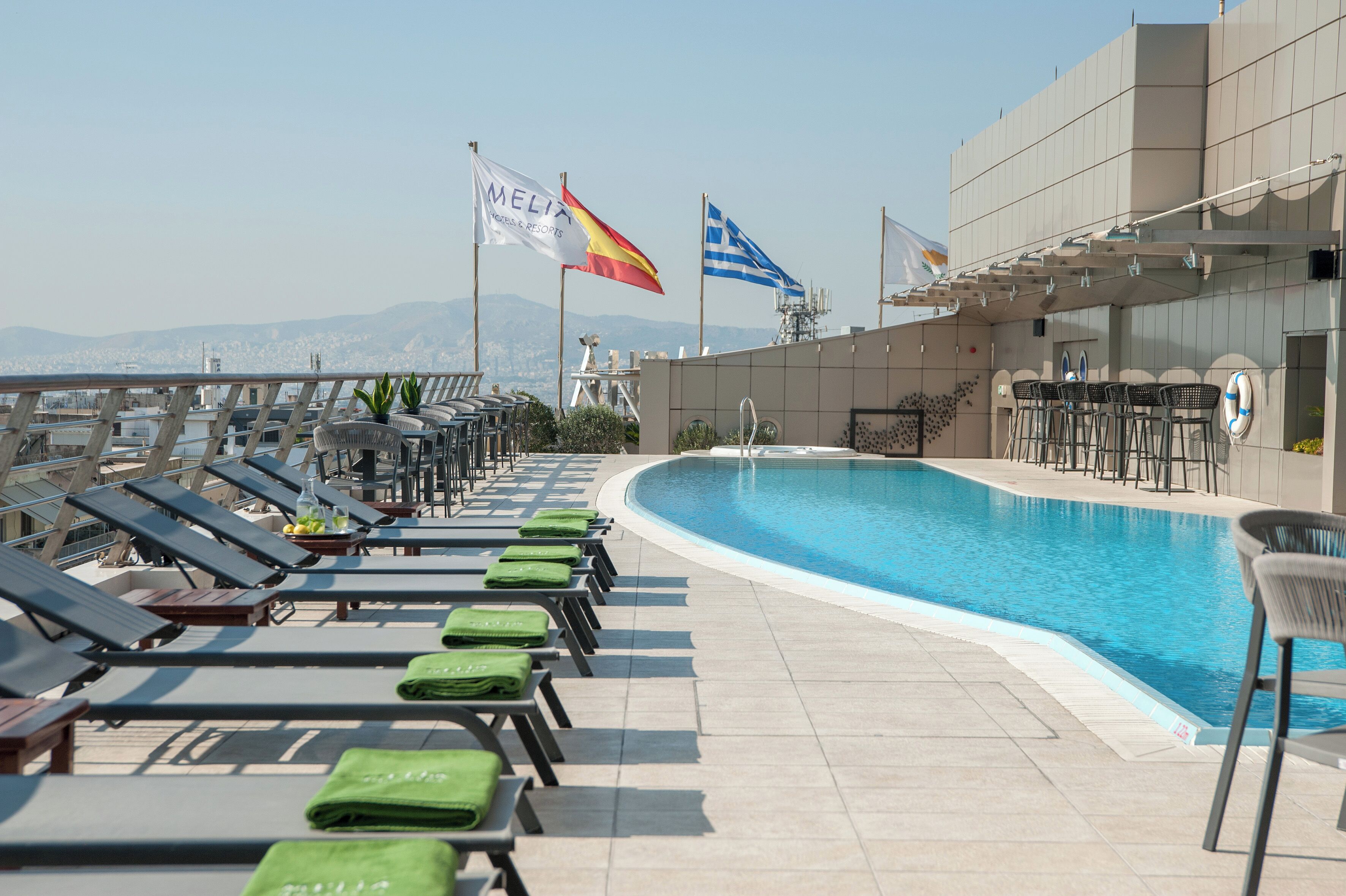 Una piscina al aire libre de temporada (de 10:00 a 18:00), sombrillas