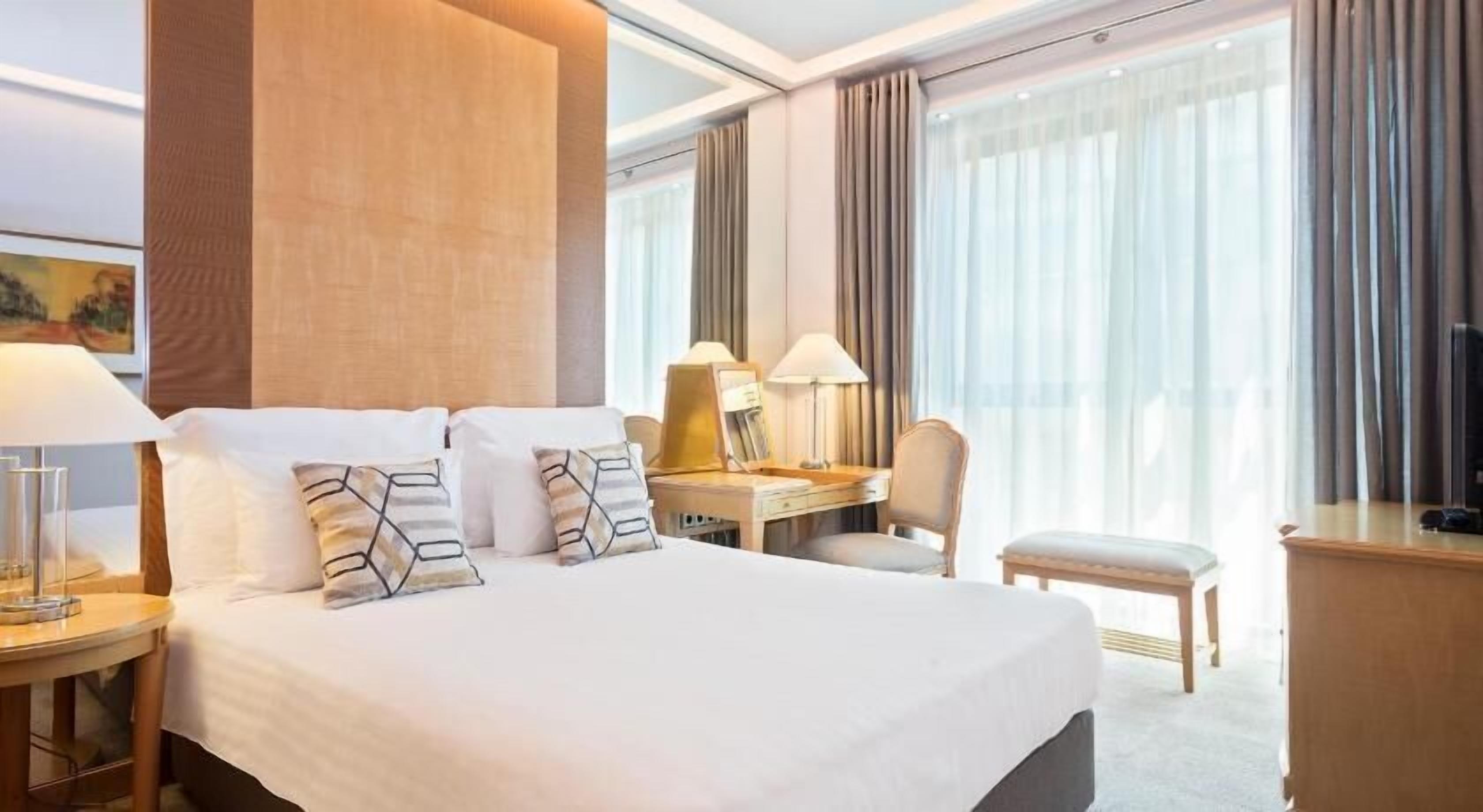 Sengetøy av topp kvalitet, minibar, safe på rommet og skrivebord