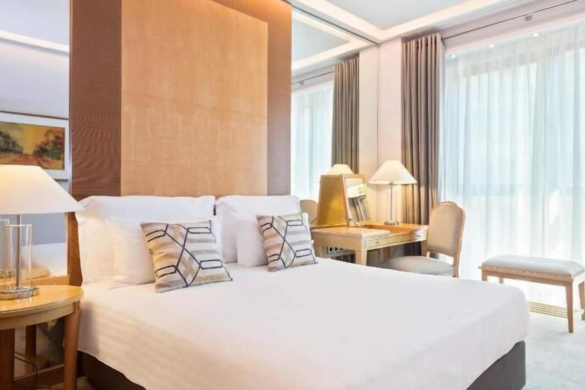 Ylelliset vuodevaatteet, minibaari, tallelokero huoneessa, työpöytä