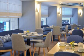 3 restaurants; breakfast, lunch, dinner, and brunch served - Melia Athens (Athens)