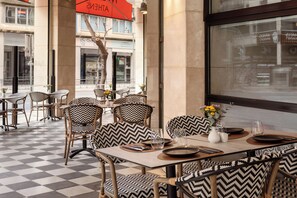 3 restaurantes; se sirven desayunos, almuerzos, cenas y brunches