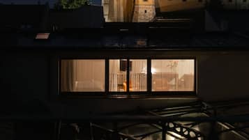 A building with multiple windows and a balcony.