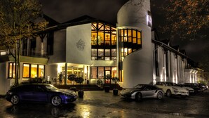 Un edificio moderno con un diseño arquitectónico único, que presenta una fachada curva y ventanas amplias.