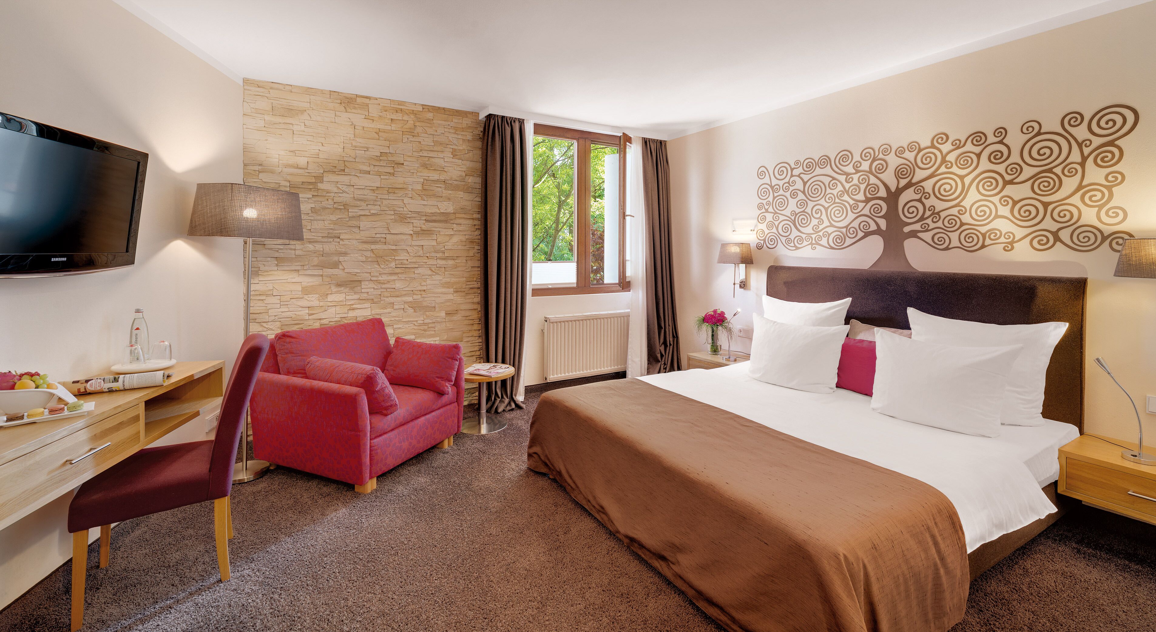 hypo-allergenic bedding, in-room safe, desk, soundproofing