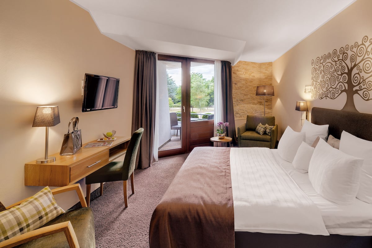 Hypo-allergenic bedding available, in-room safe, desk, soundproofing
