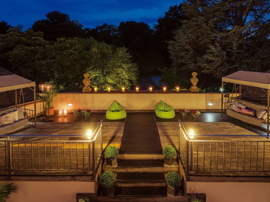 Couples treatment rooms, body treatments, hot stone massages