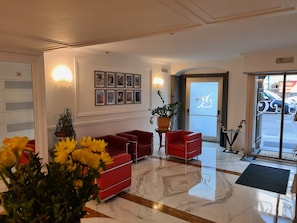 Lobby lounge