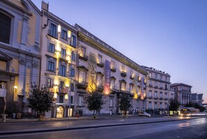 Facciata della struttura - sera/notte