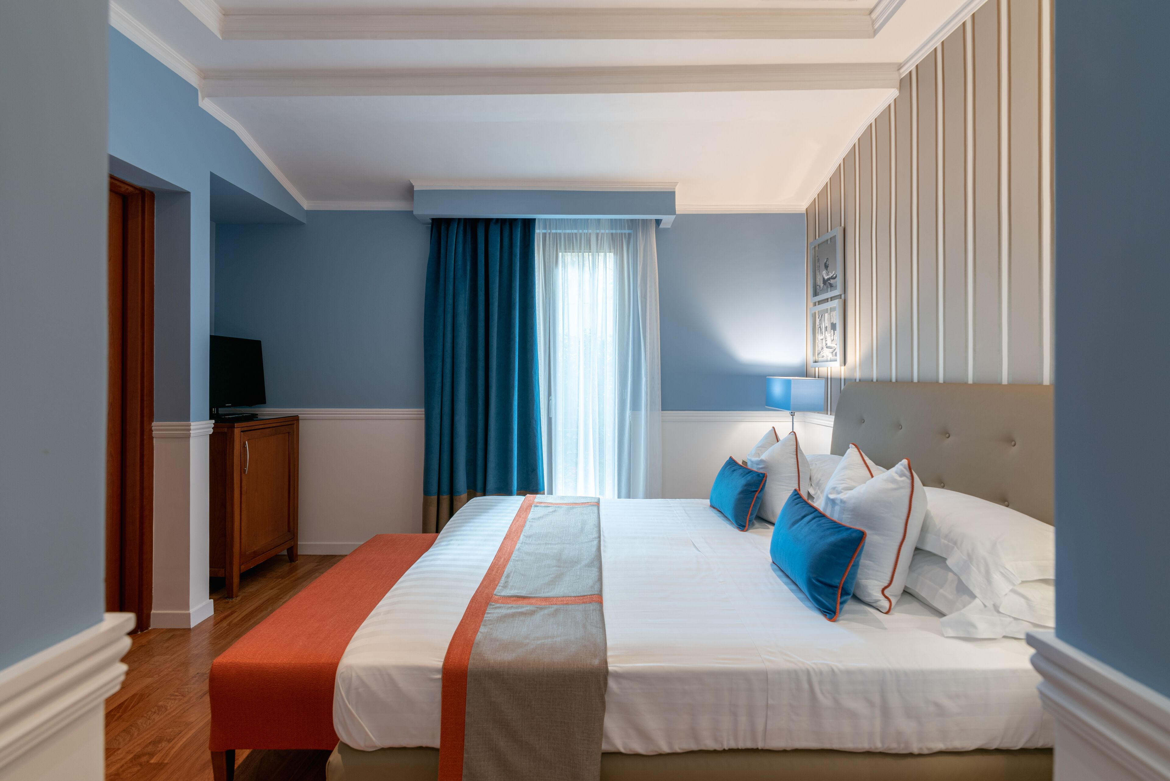 junior suite | hypo-allergenic bedding, minibar, in-room safe, desk