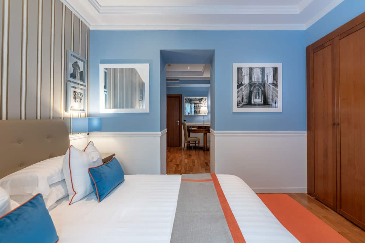Junior Suite | Hypo-allergenic bedding available, minibar, in-room safe, desk