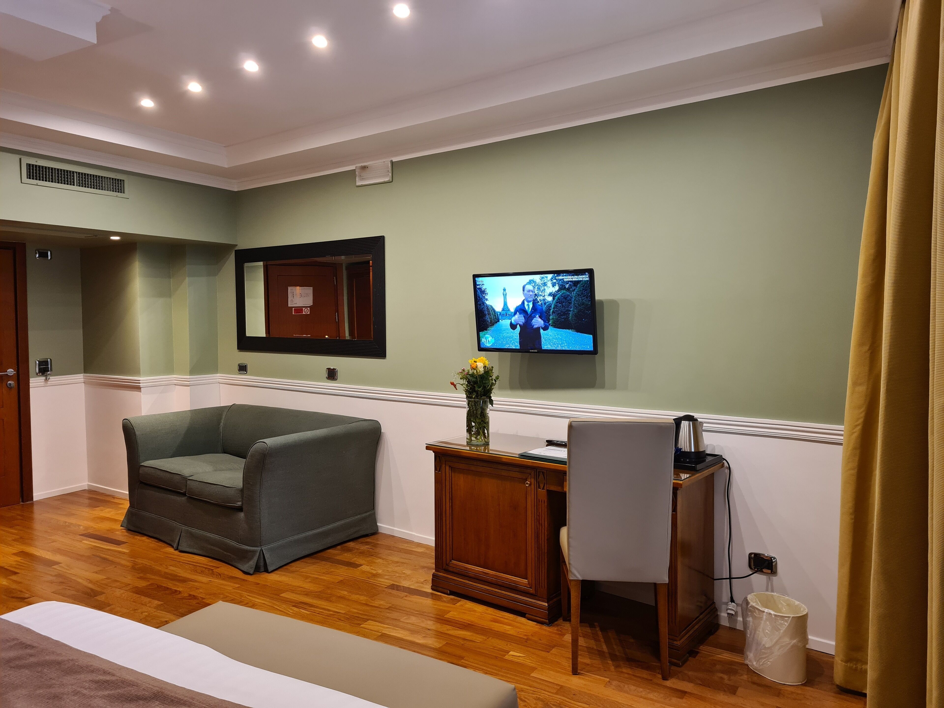 executive double or twin room | hypo-allergenic bedding, minibar, in-room safe, desk