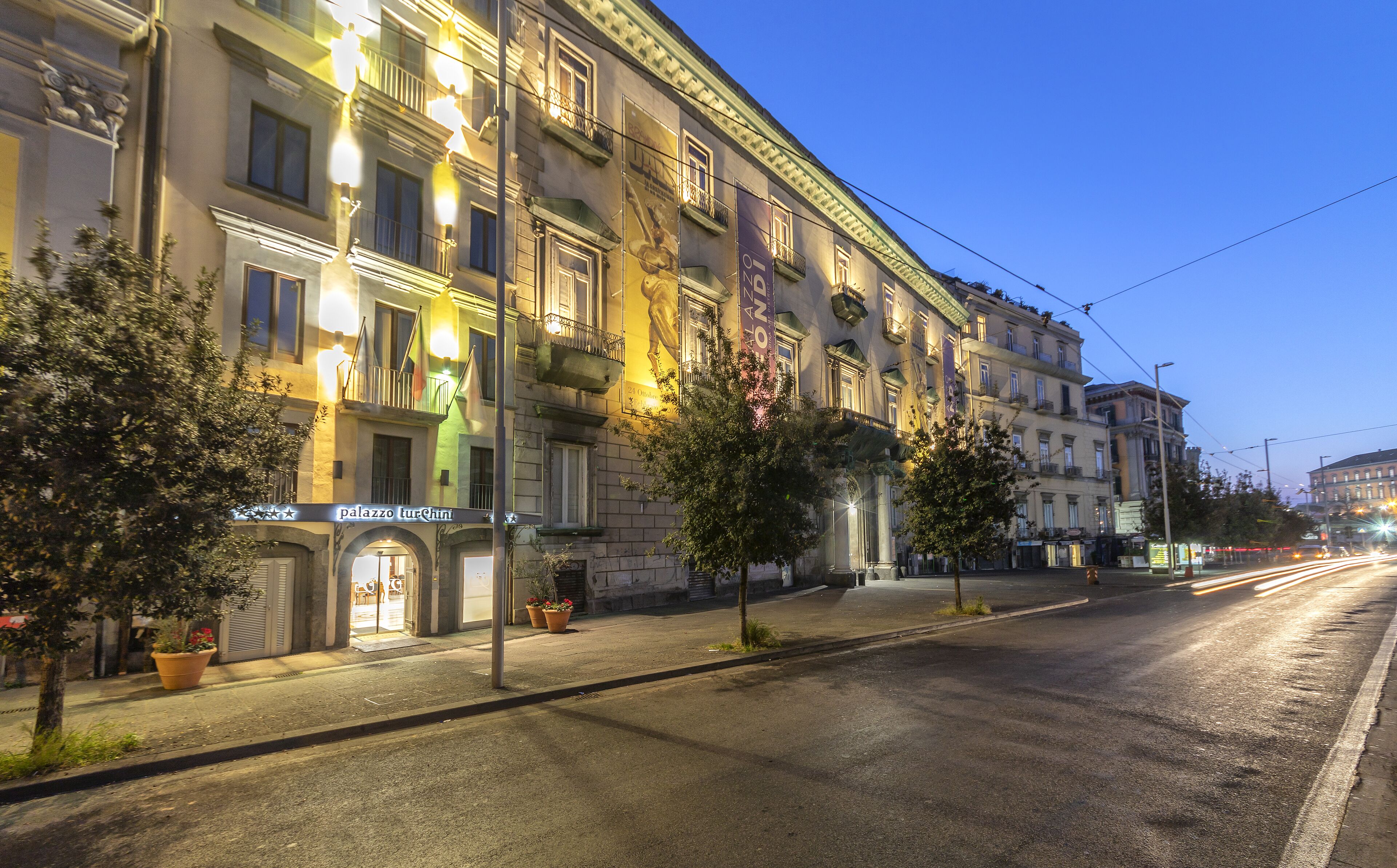 Una vista di una strada con un edificio e un cartello che riporta la scritta "palazzo turChini".