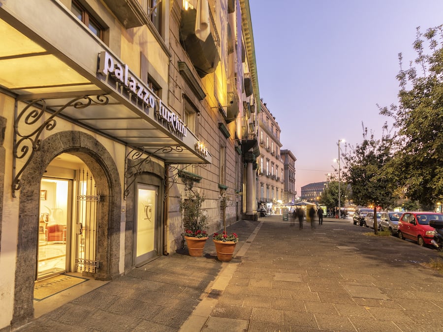 Overnatningsstedets facade – aften/nat