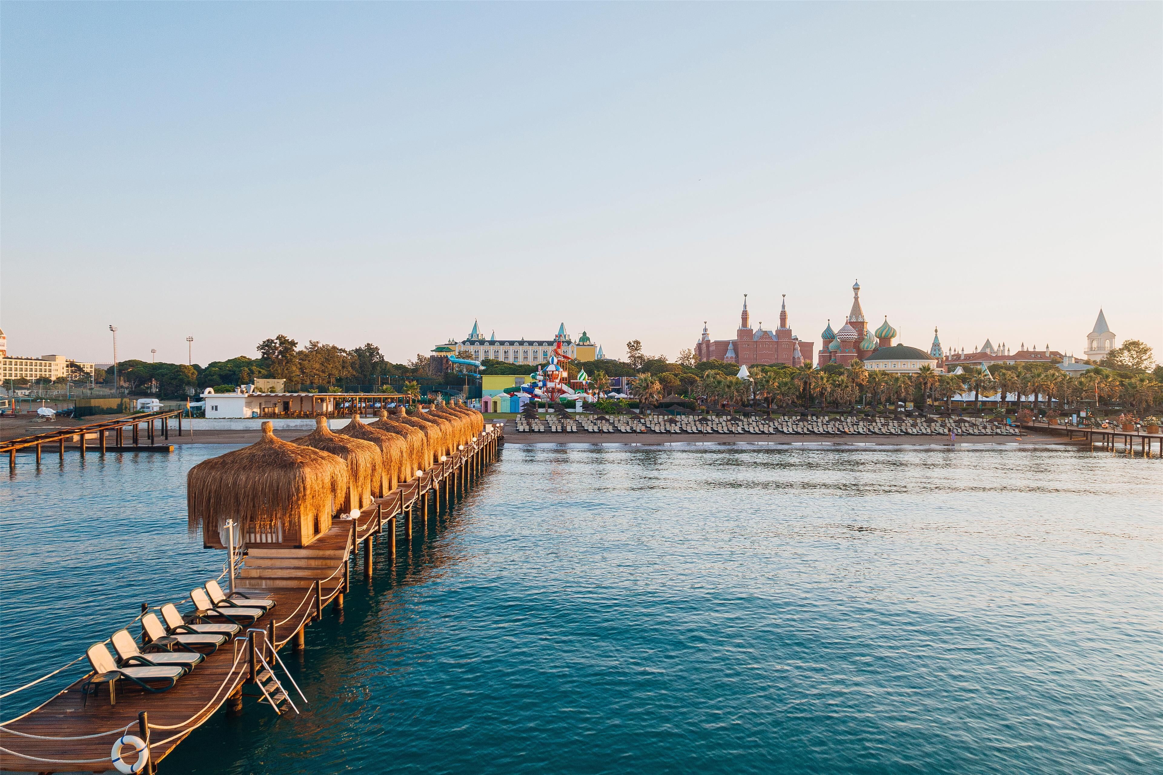 Plage privée, chaises longues, parasols, serviettes de plage
