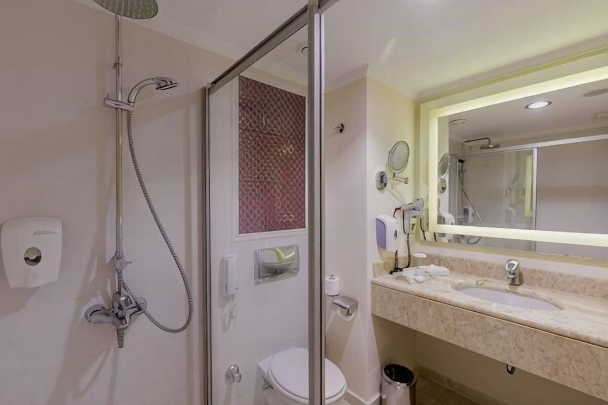 Bathroom | Combined shower/bathtub, free toiletries, hair dryer, towels