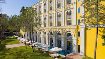 Free minibar, in-room safe, desk, soundproofing