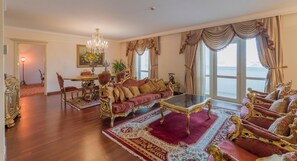 Minibar con artículos gratuitos y caja de seguridad en la habitación 