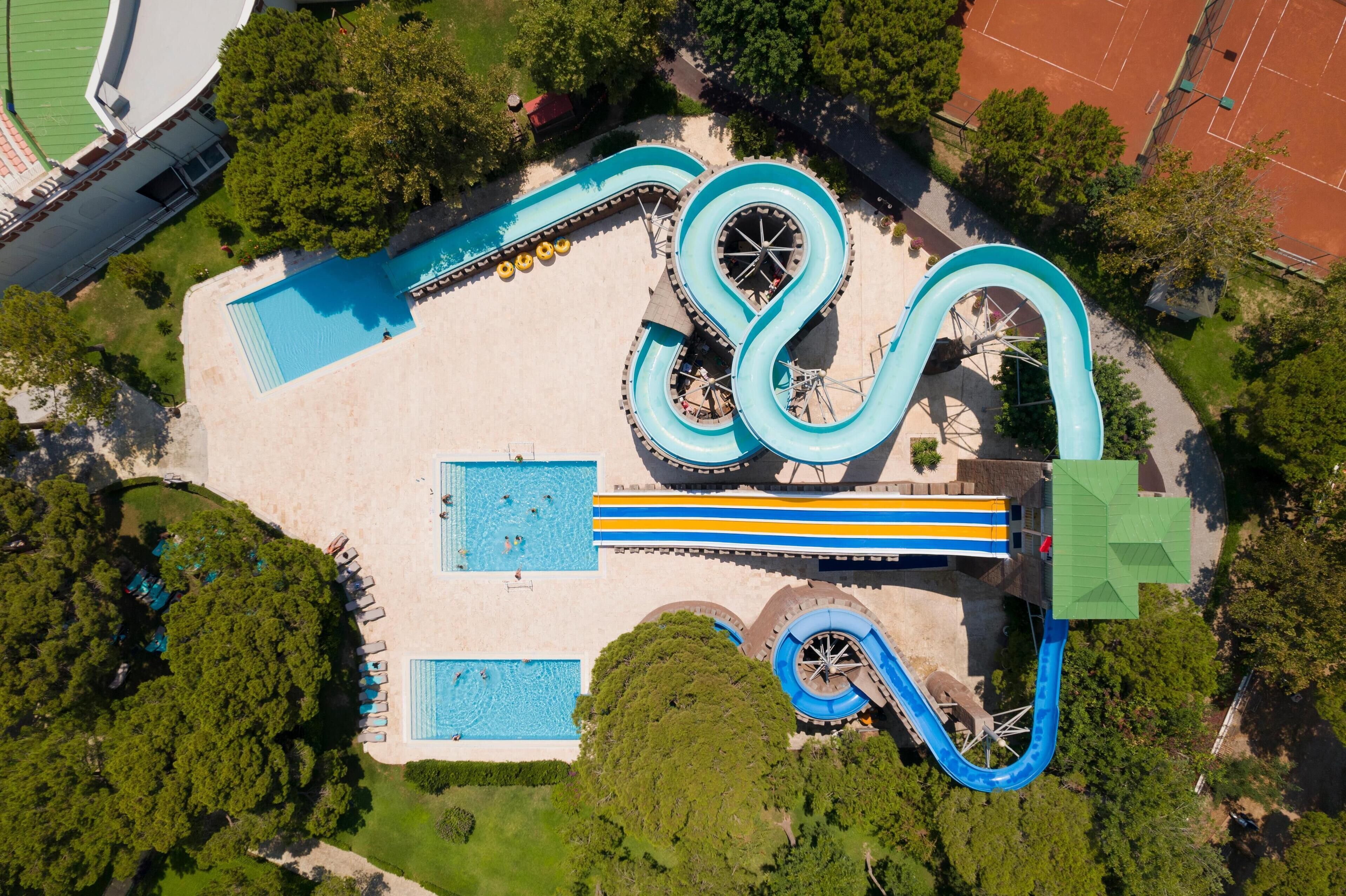 Una vista aerea di un parco acquatico con diverse scivoli e piscine.
