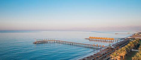 Privat strand, solsenger, parasoller og strandhåndklær