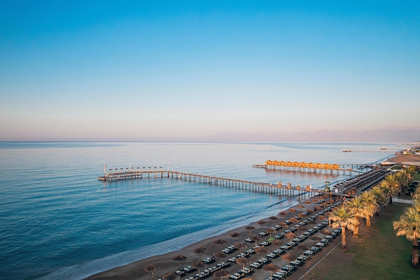 Plage privée, chaises longues, parasols, serviettes de plage