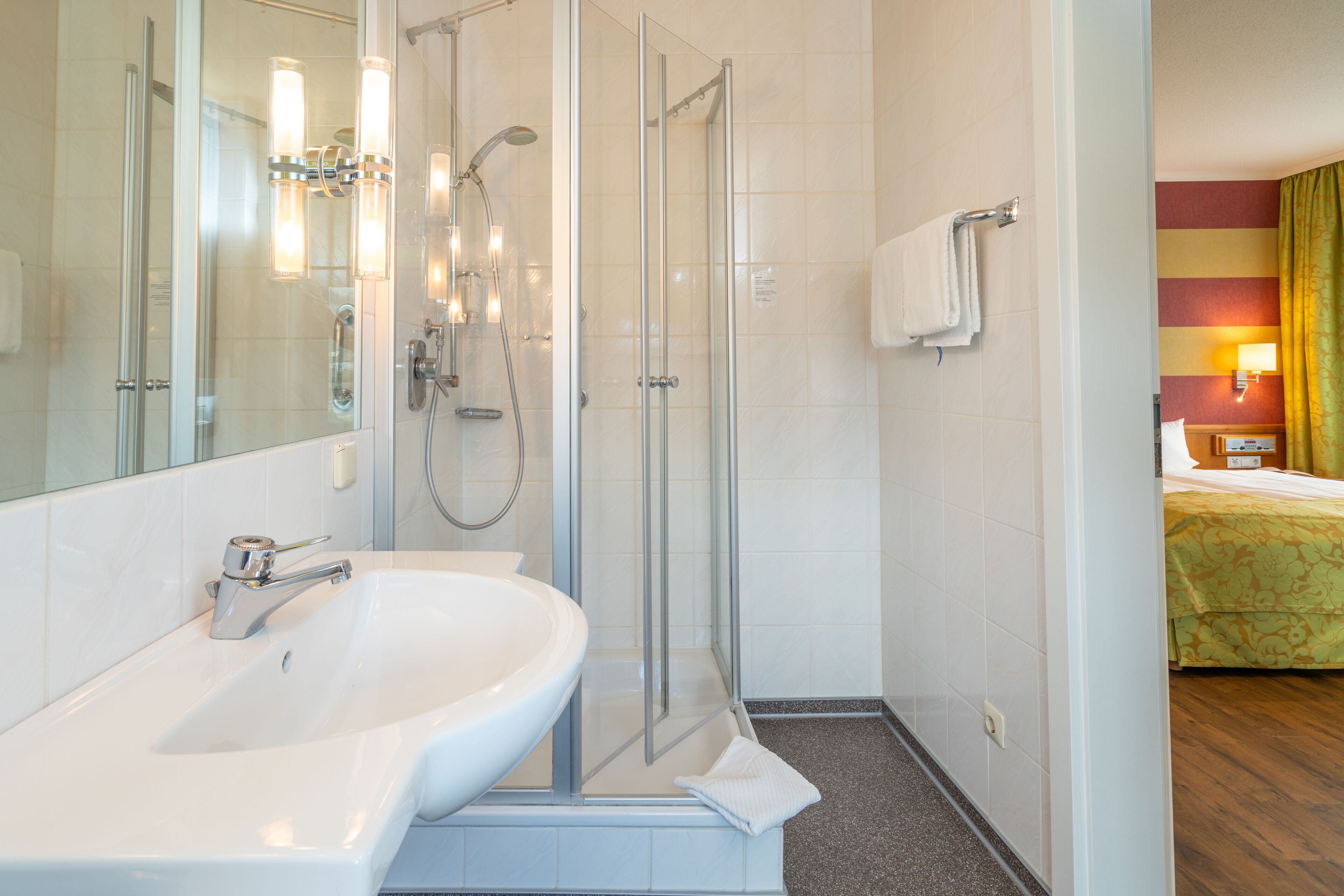 standard double room | bathroom | free toiletries, hair dryer, bathrobes, towels