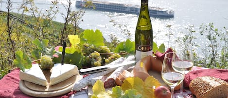 Serveert ontbijt, diner, Duitse gerechten, tuinzicht