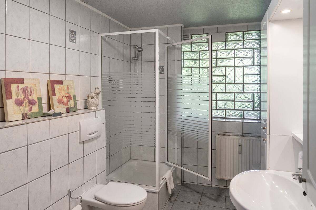 family room | bathroom | free toiletries, hair dryer, bathrobes, towels