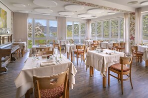 Breakfast, dinner served; German cuisine, garden views - Weinhotel Landsknecht (Sankt Goar)