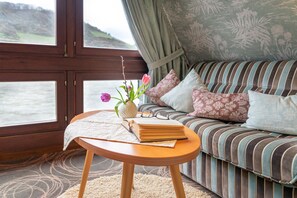 Junior Suite, River View | Living area | Flat-screen TV - Weinhotel Landsknecht (Sankt Goar)