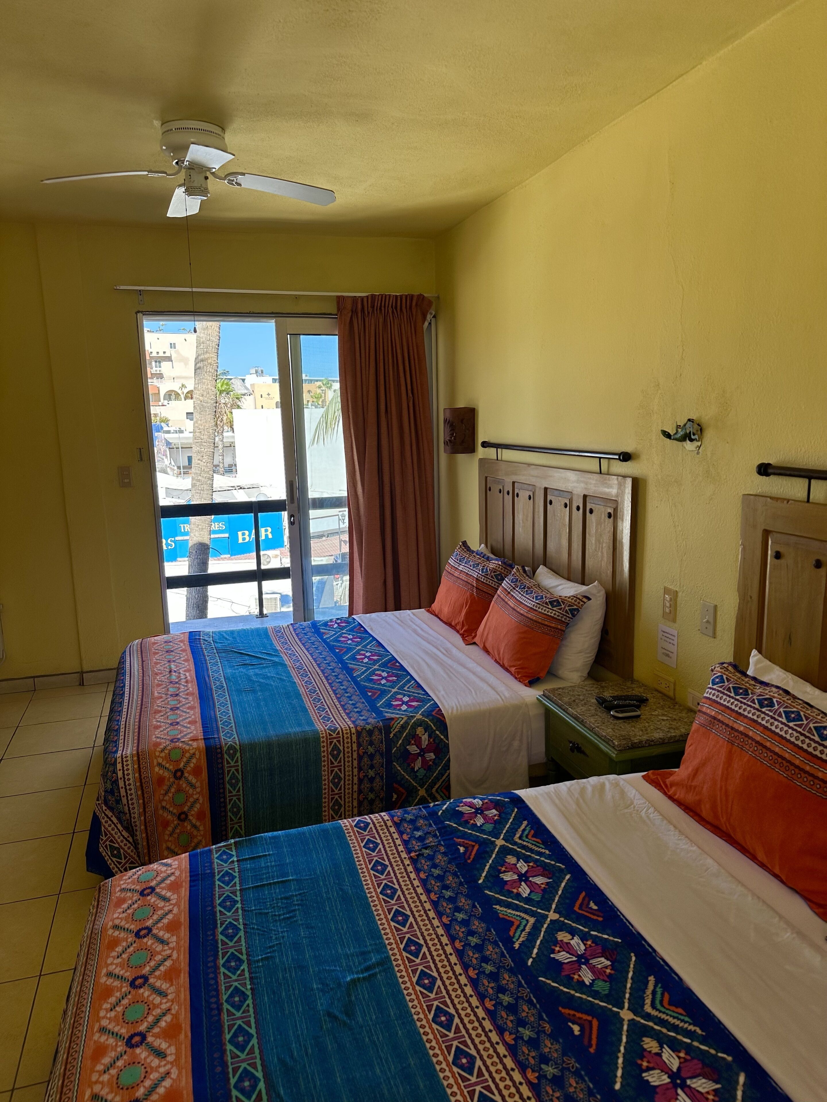 Habitación doble estándar, 2 camas Queen size | Ropa de cama de alta calidad y caja de seguridad en la habitación 