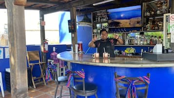 2 Bars/Lounges