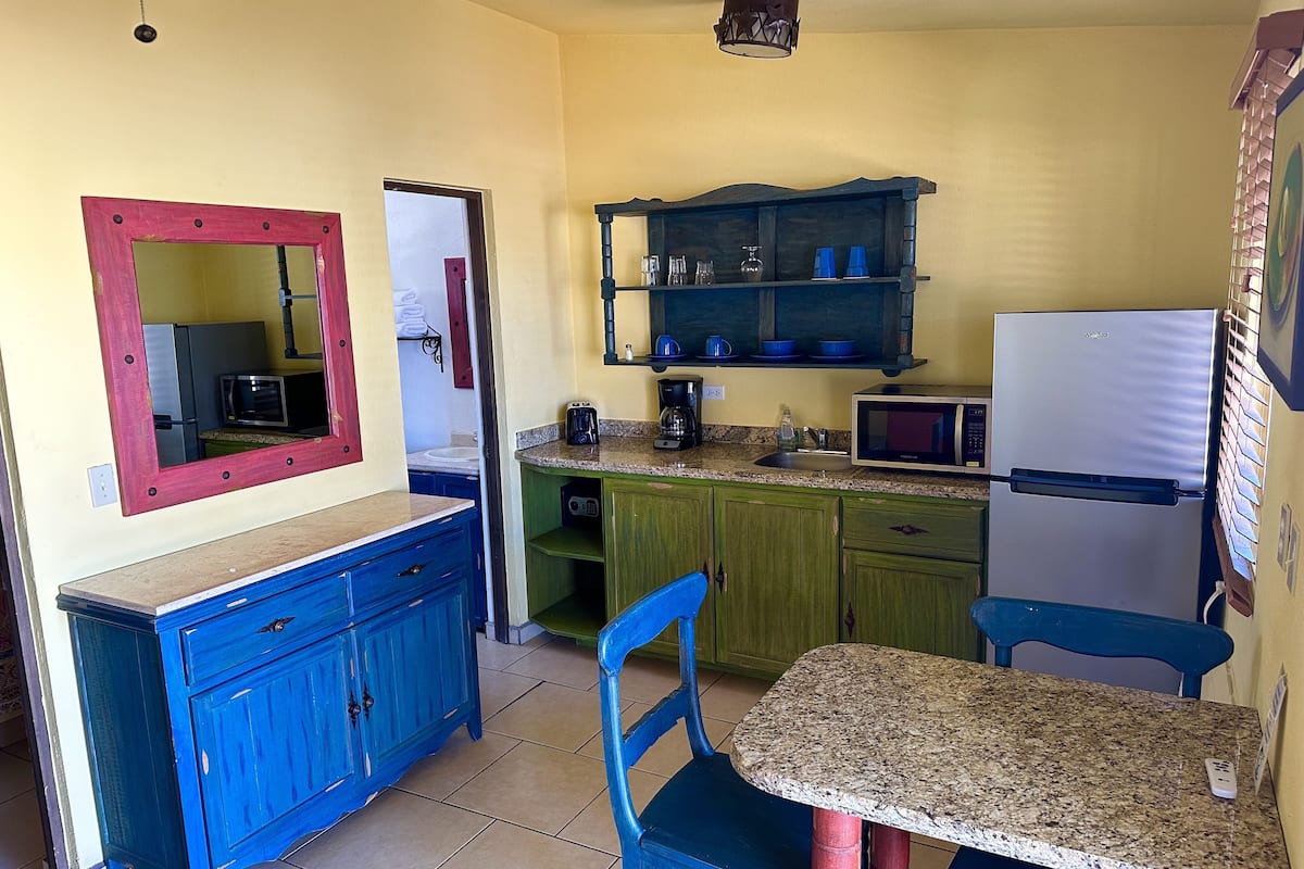 Suite classique, 1 grand lit, cuisinette | Cuisine privée | Réfrigérateur, four à micro-ondes
