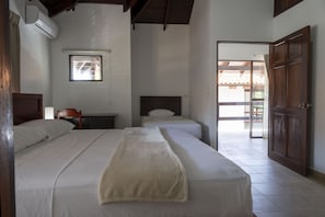 Superior One Bedroom | 1 slaapkamer, een kluis op de kamer, een bureau, beddengoed