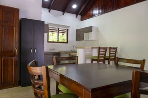 In-room safe, desk, bed sheets - Fuego del Sol Beachfront Hotel (Jacó)